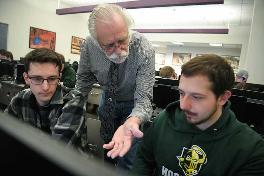 学生 and a professor in a computer lab